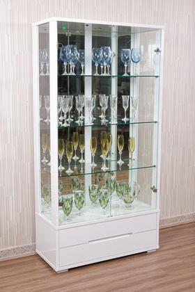 cristaleira com estrutura metálica preta