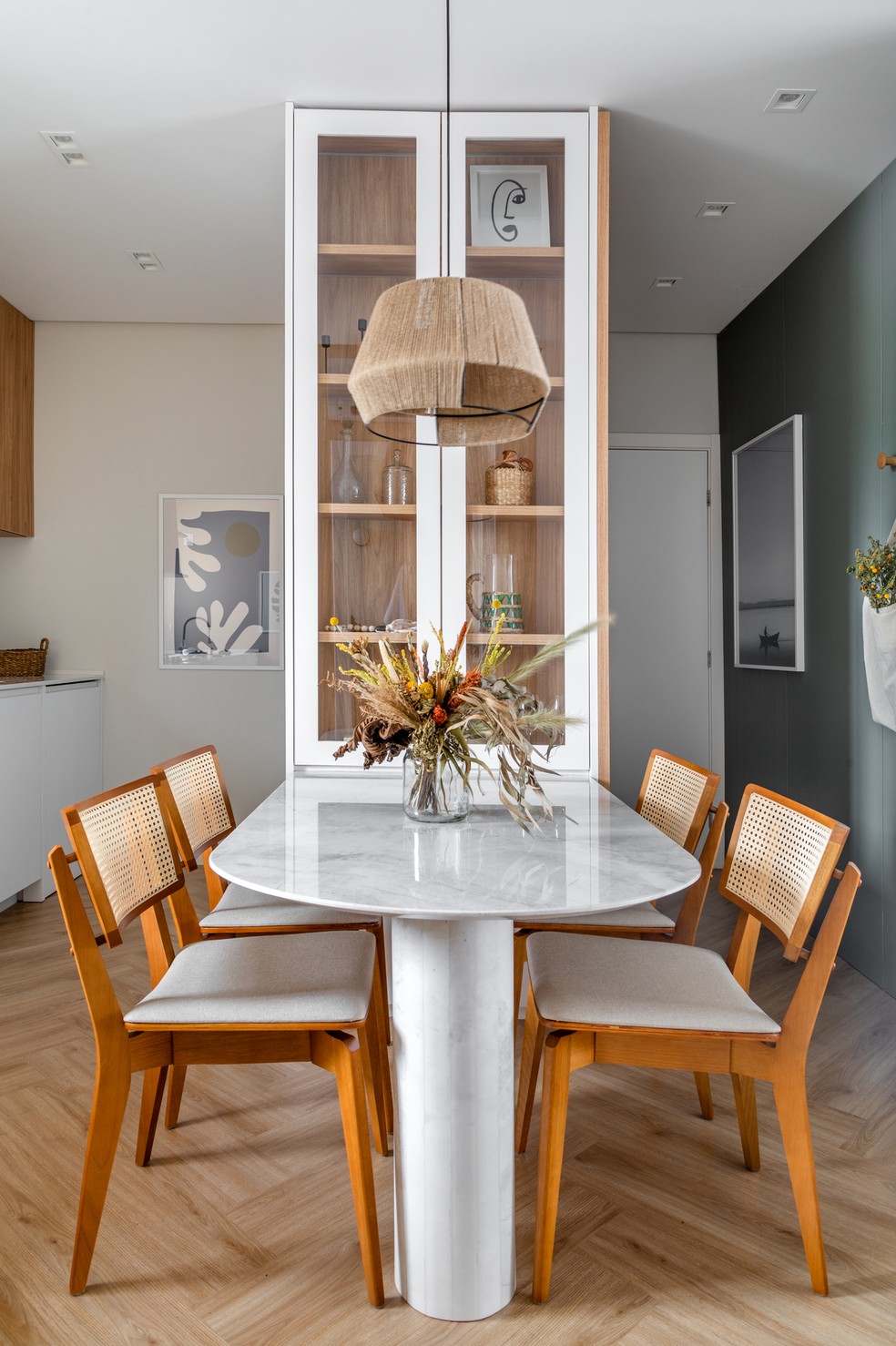 decoração de sala com cristaleira moderna