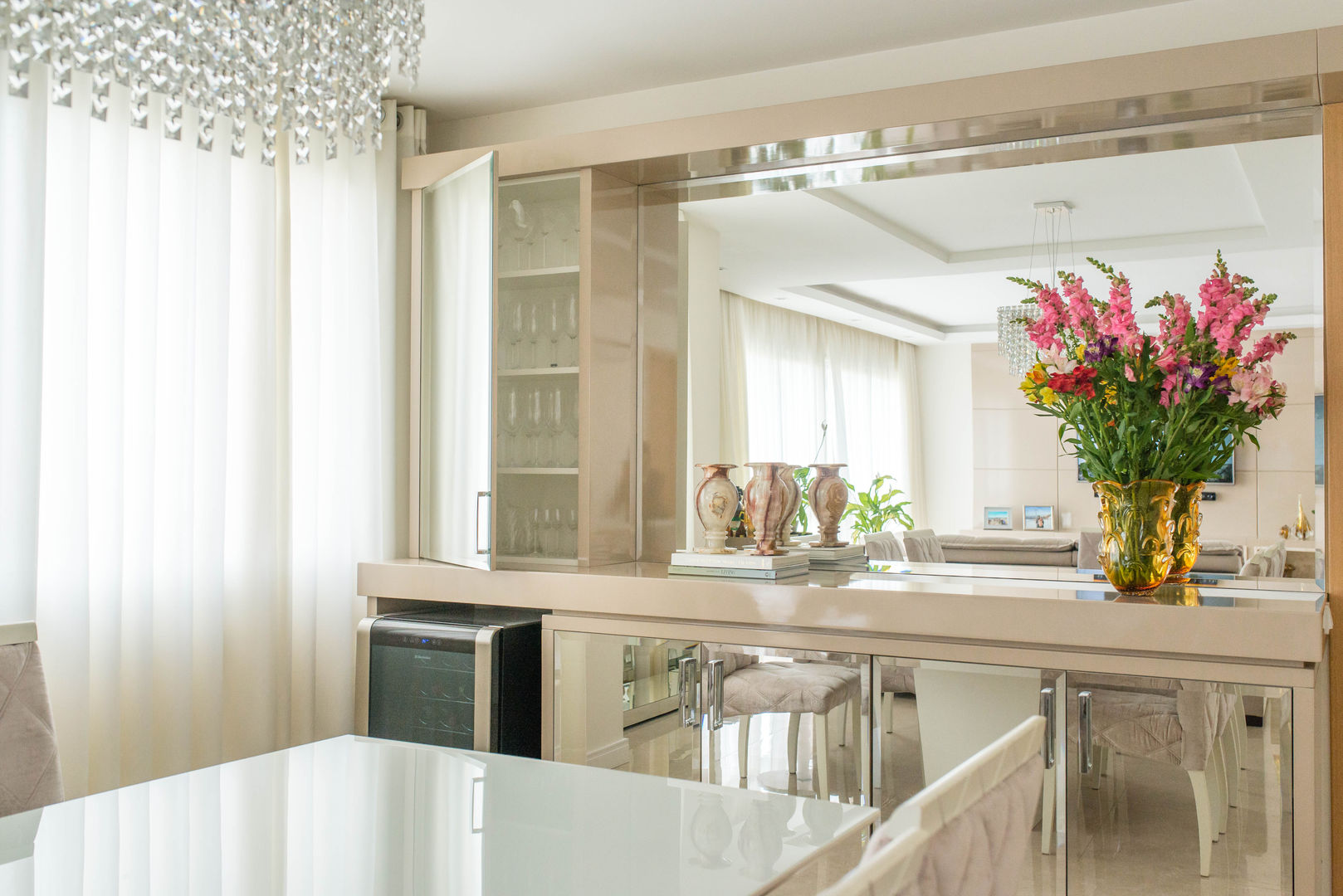 cristaleira minimalista com LED