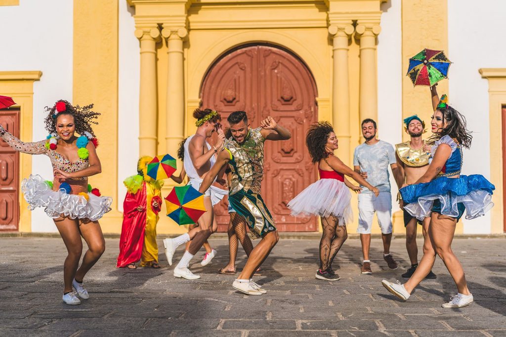 Maracatu e Frevo: As Joias Carnavalescas de Pernambuco