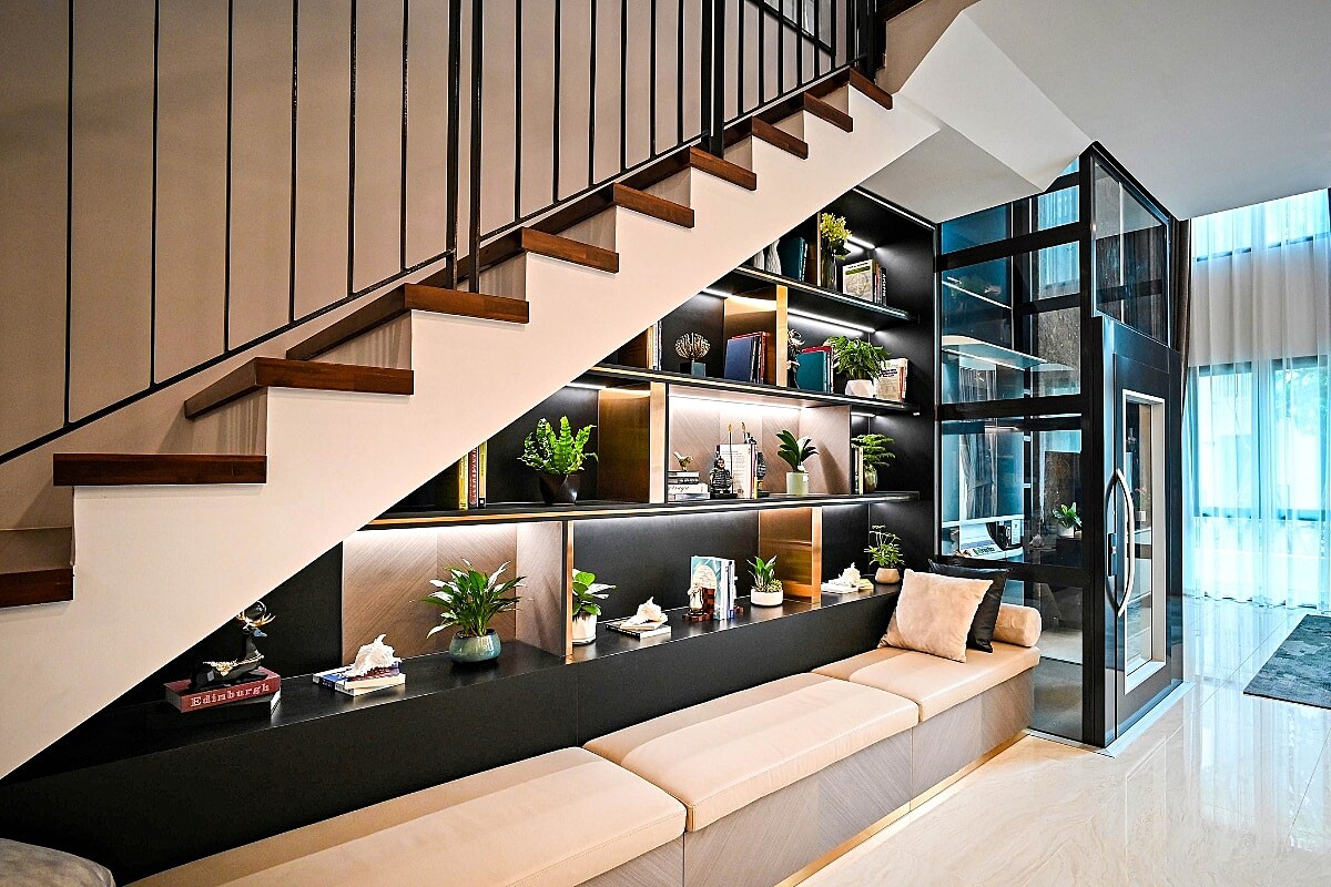 decoracao com escadas e samambaias