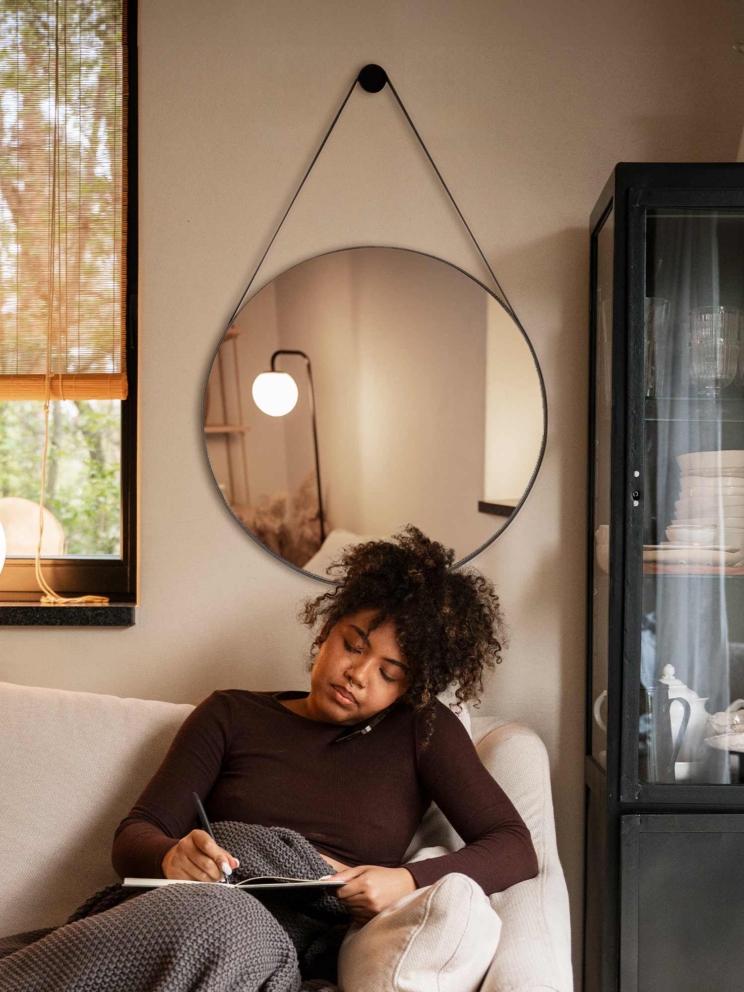 espelho redondo com alça de couro