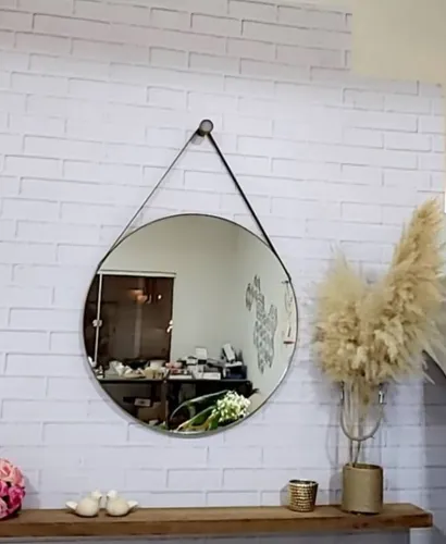 espelho redondo com alça de couro
