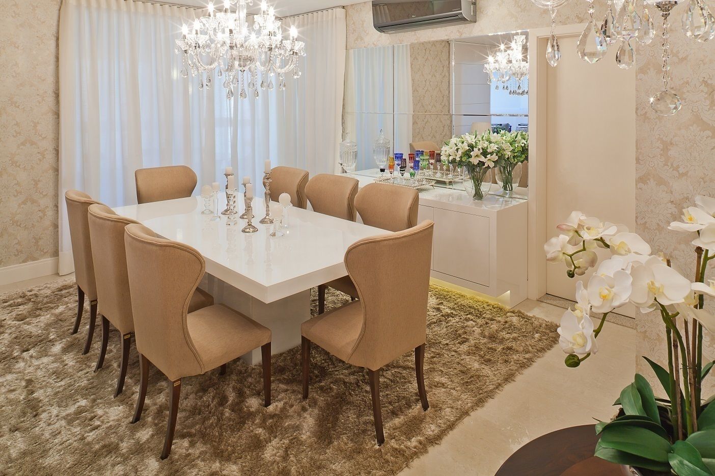 decoracao com espelhos na sala de jantar