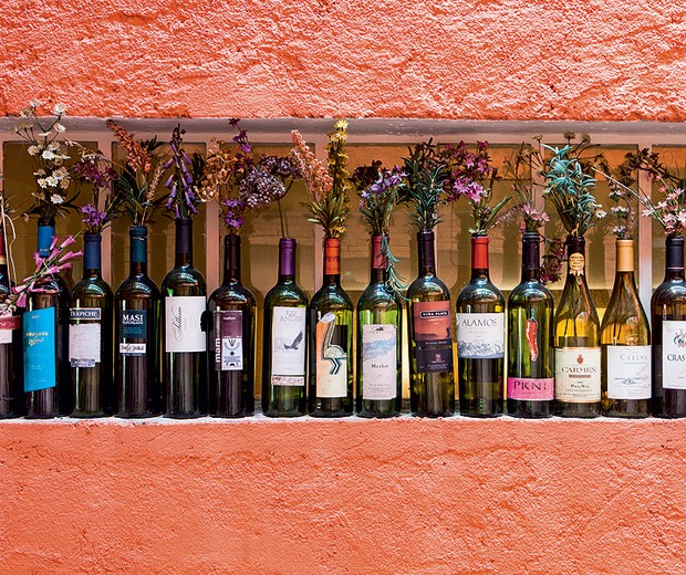 decoracao com garrafas de vinho no jardim
