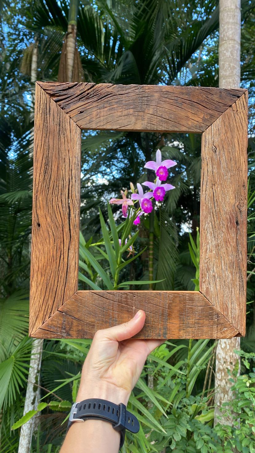 decoracao com molduras rusticas