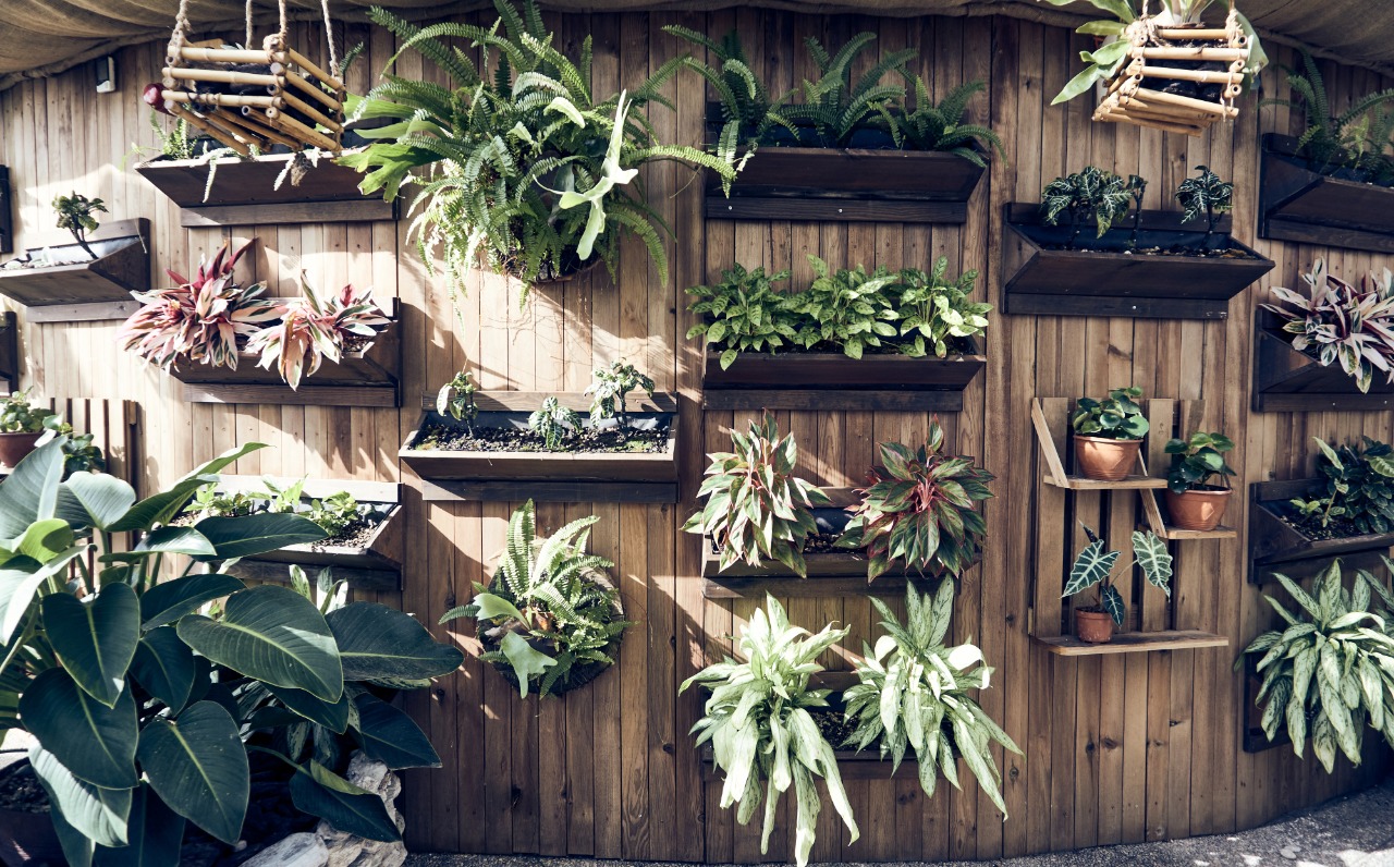 10 ideias criativas de iluminação para jardins com pallets