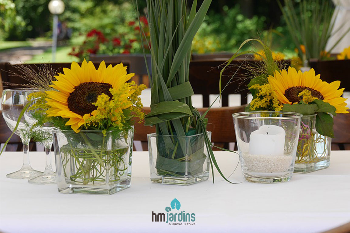 decoracao com xicaras no jardim