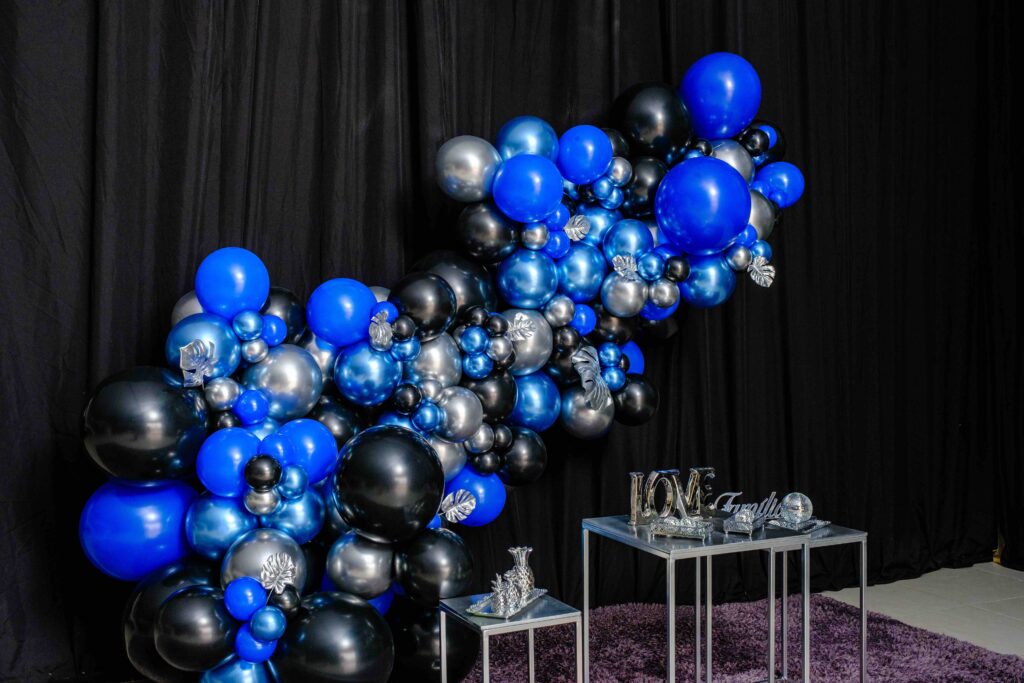 como decorar festa de homem com balões azuis