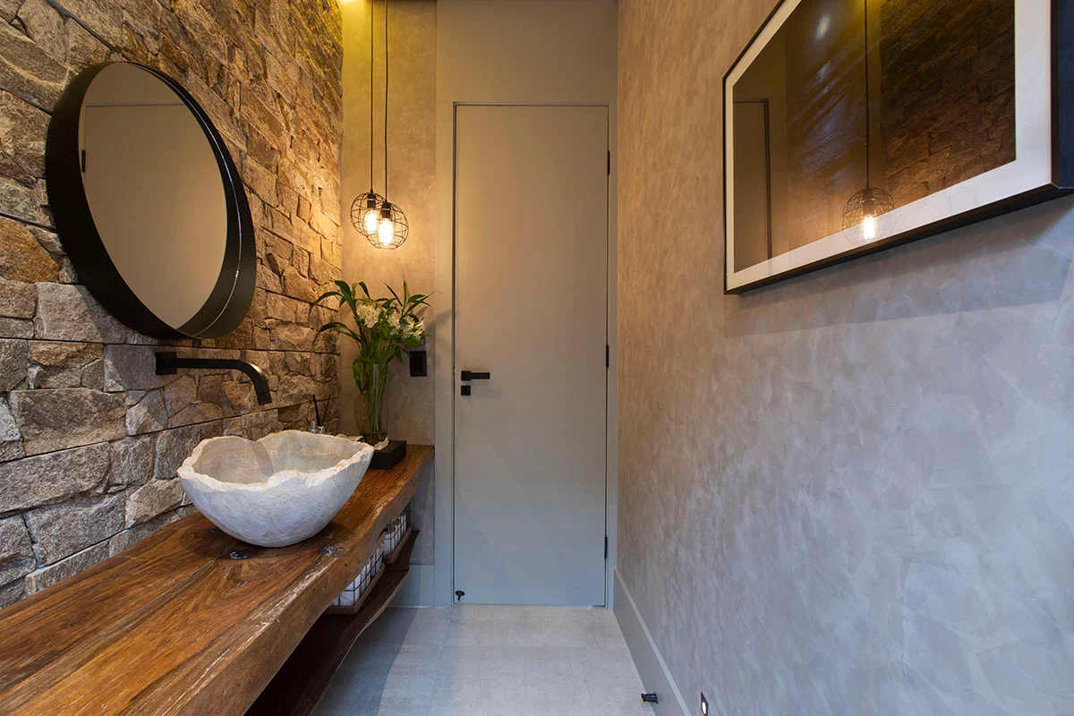 decoracao de banheiro cimento queimado com madeira