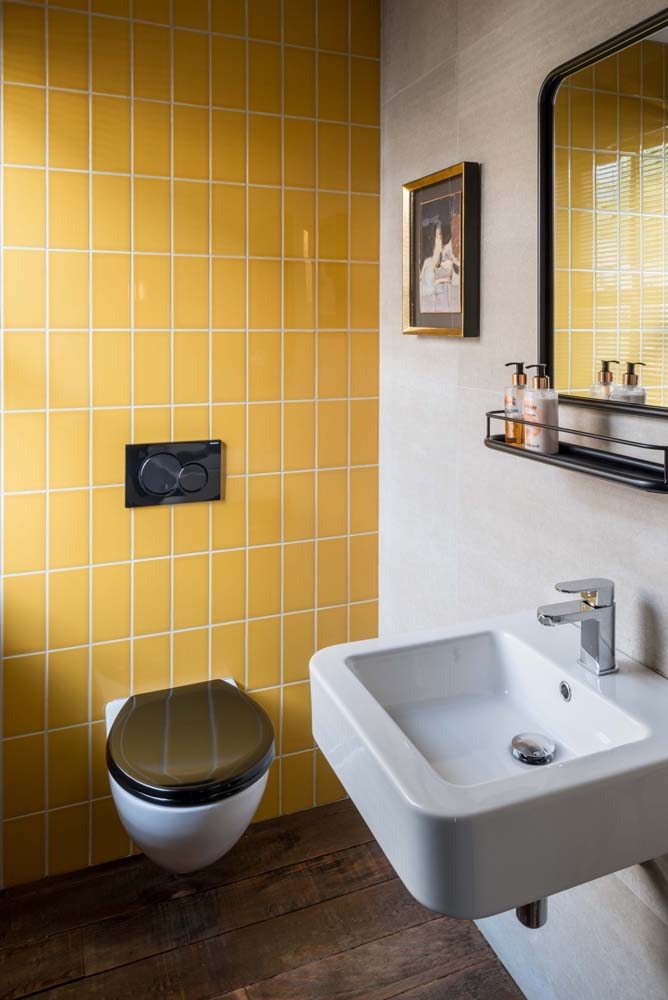 banheiro amarelo moderno