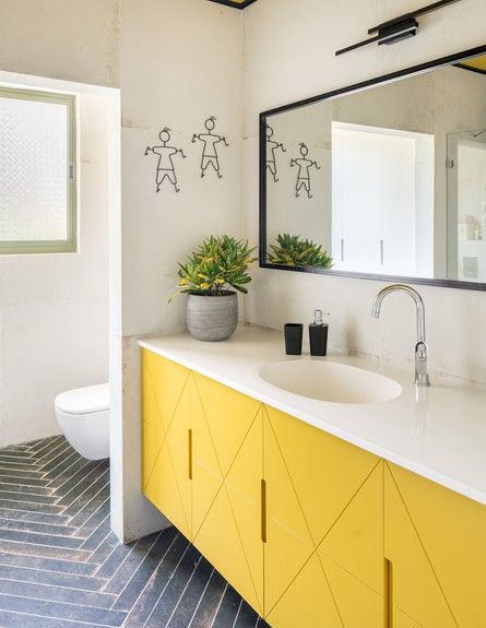 revestimento amarelo banheiro