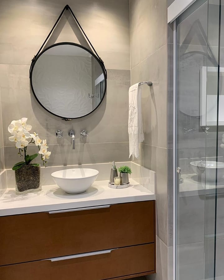 decoracao de banheiro com espelho redondo