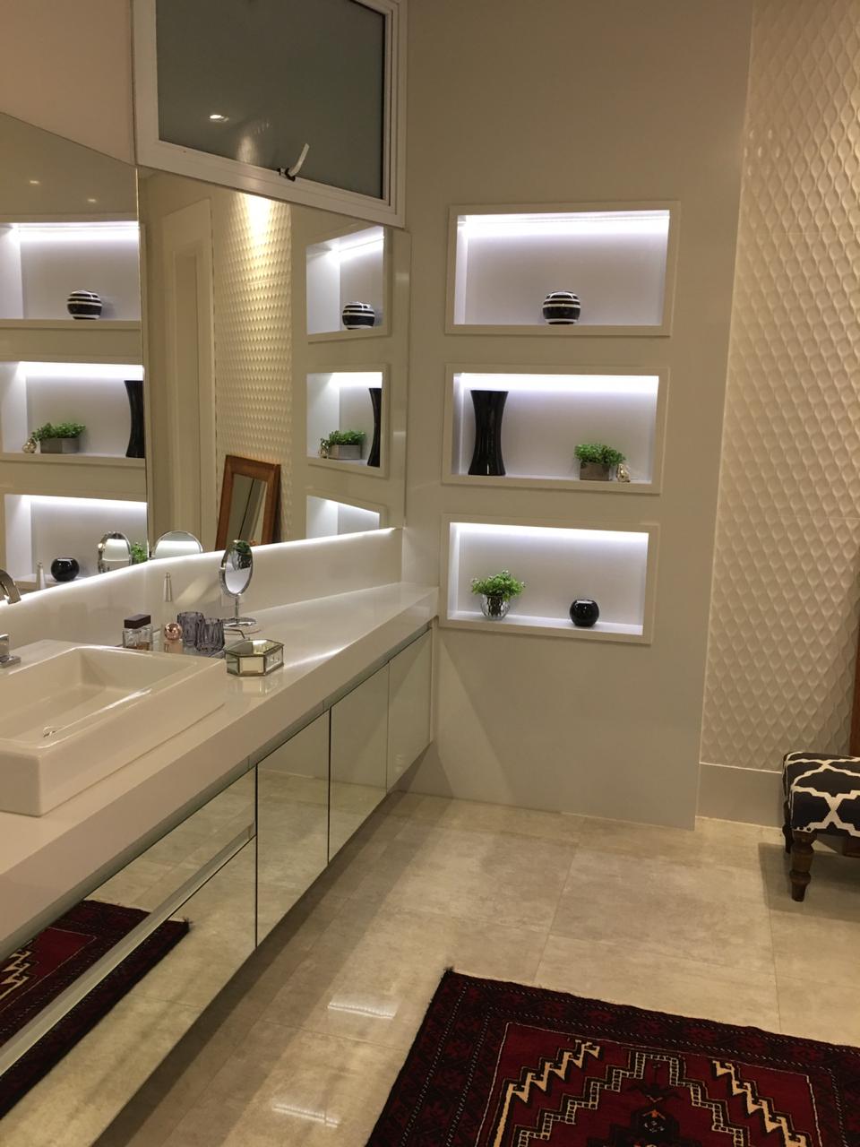 decoracao de banheiro com nichos iluminados