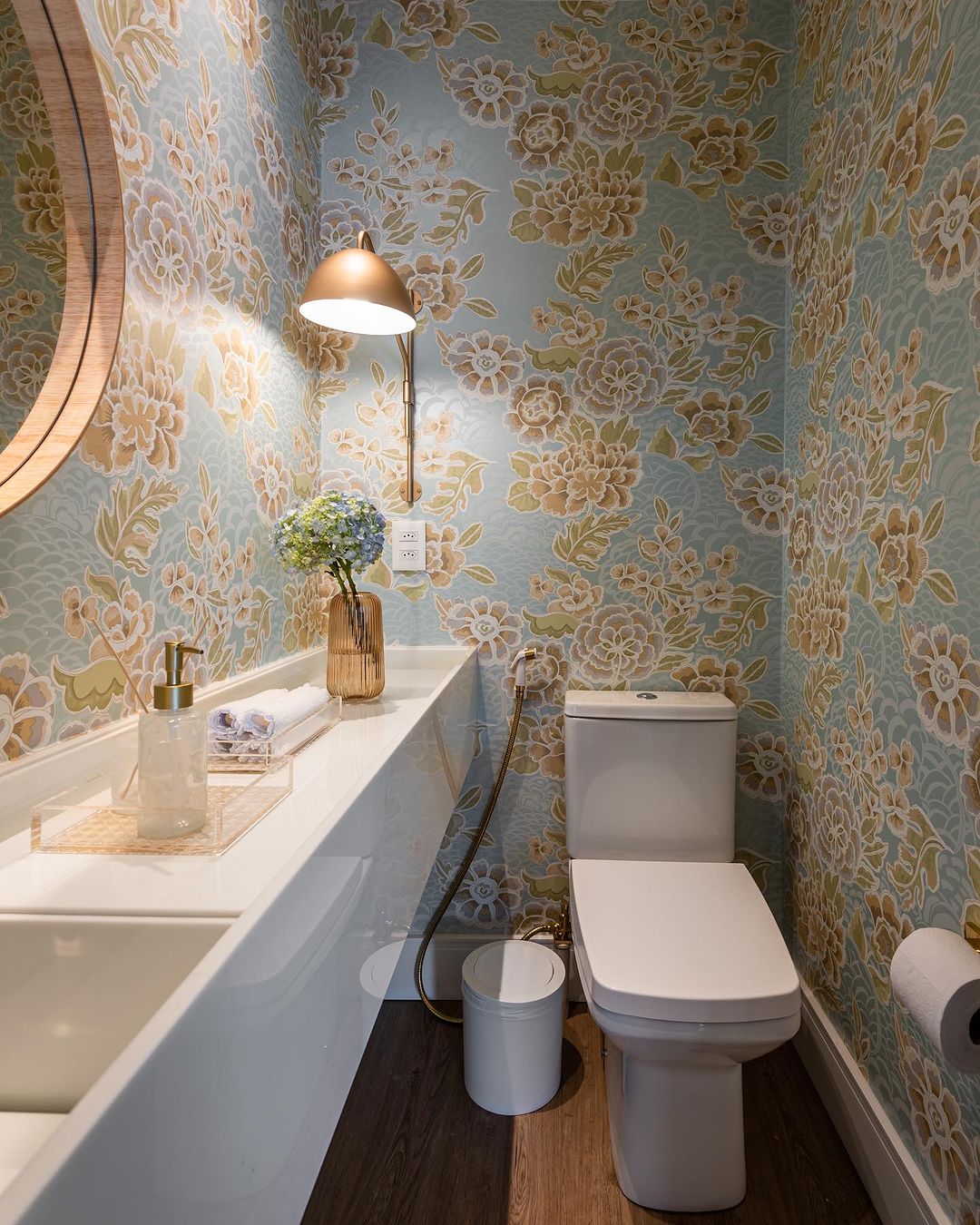 aplicar papel de parede em banheiro com box