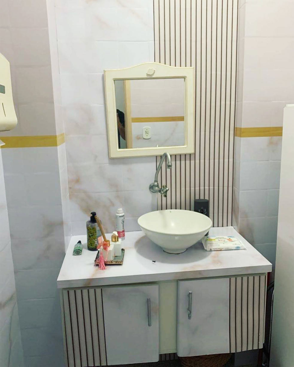 aplicar papel de parede em banheiro com box