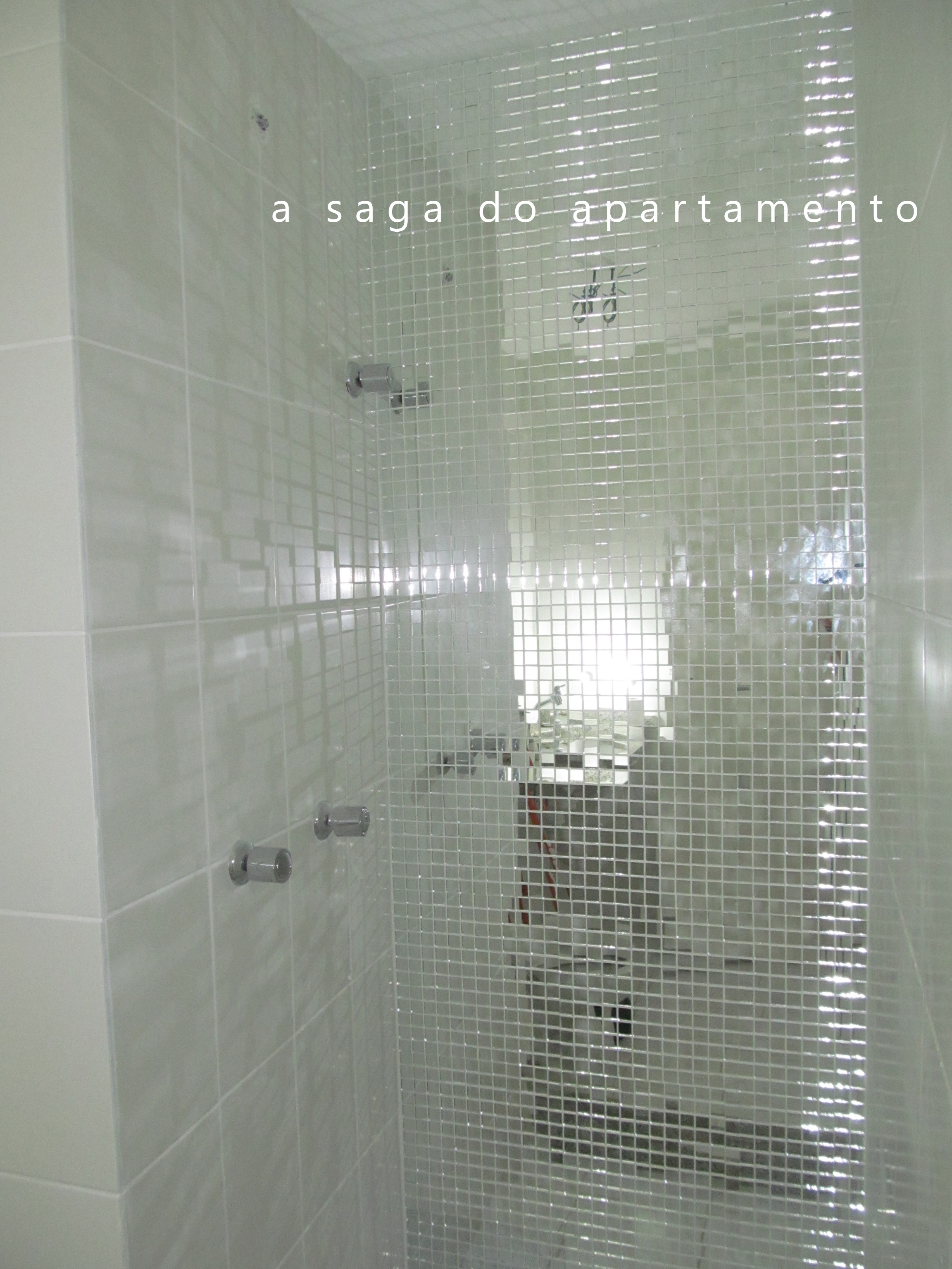 como aplicar pastilhas de vidro no banheiro