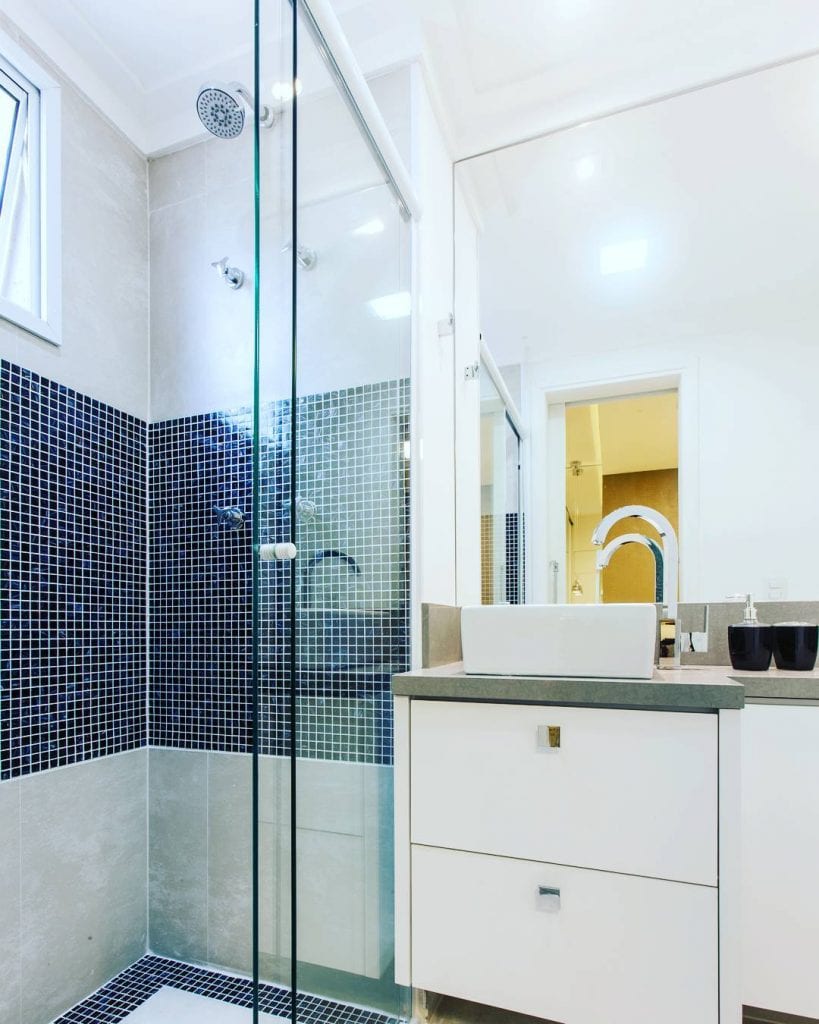 DIY: Transforme seu Banheiro com Pastilhas Adesivas de Vidro