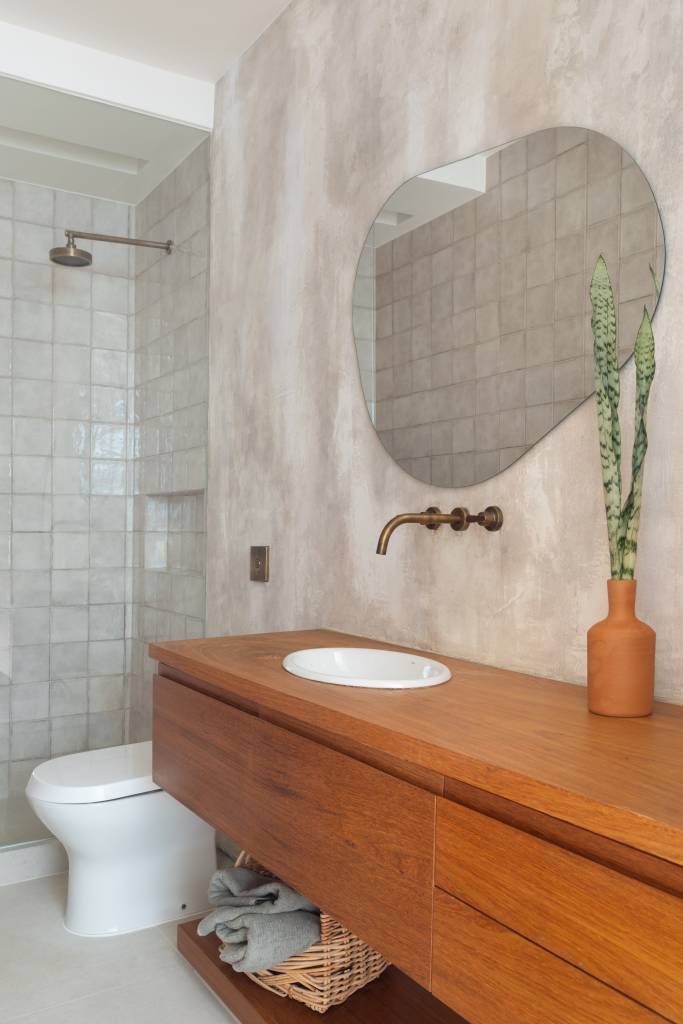 acabamentos dourados para banheiro moderno