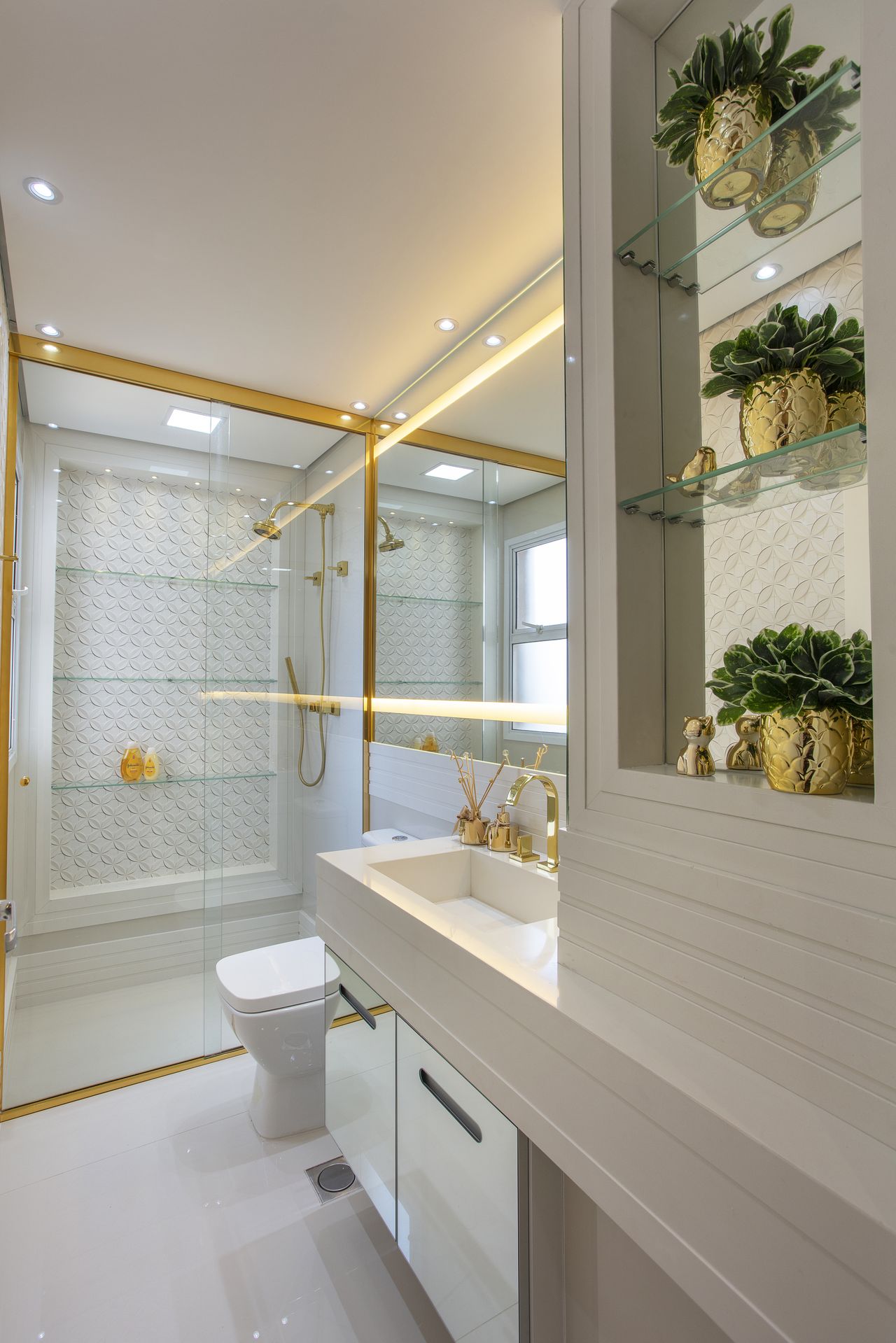 acabamentos dourados para banheiro moderno