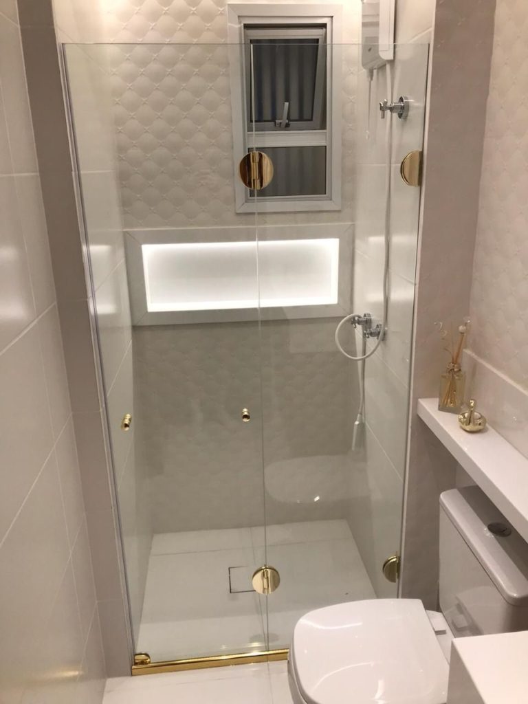 como usar dourado em banheiro pequeno