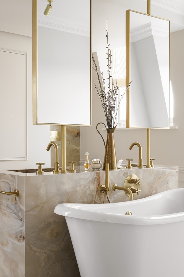 decoração banheiro dourado fosco