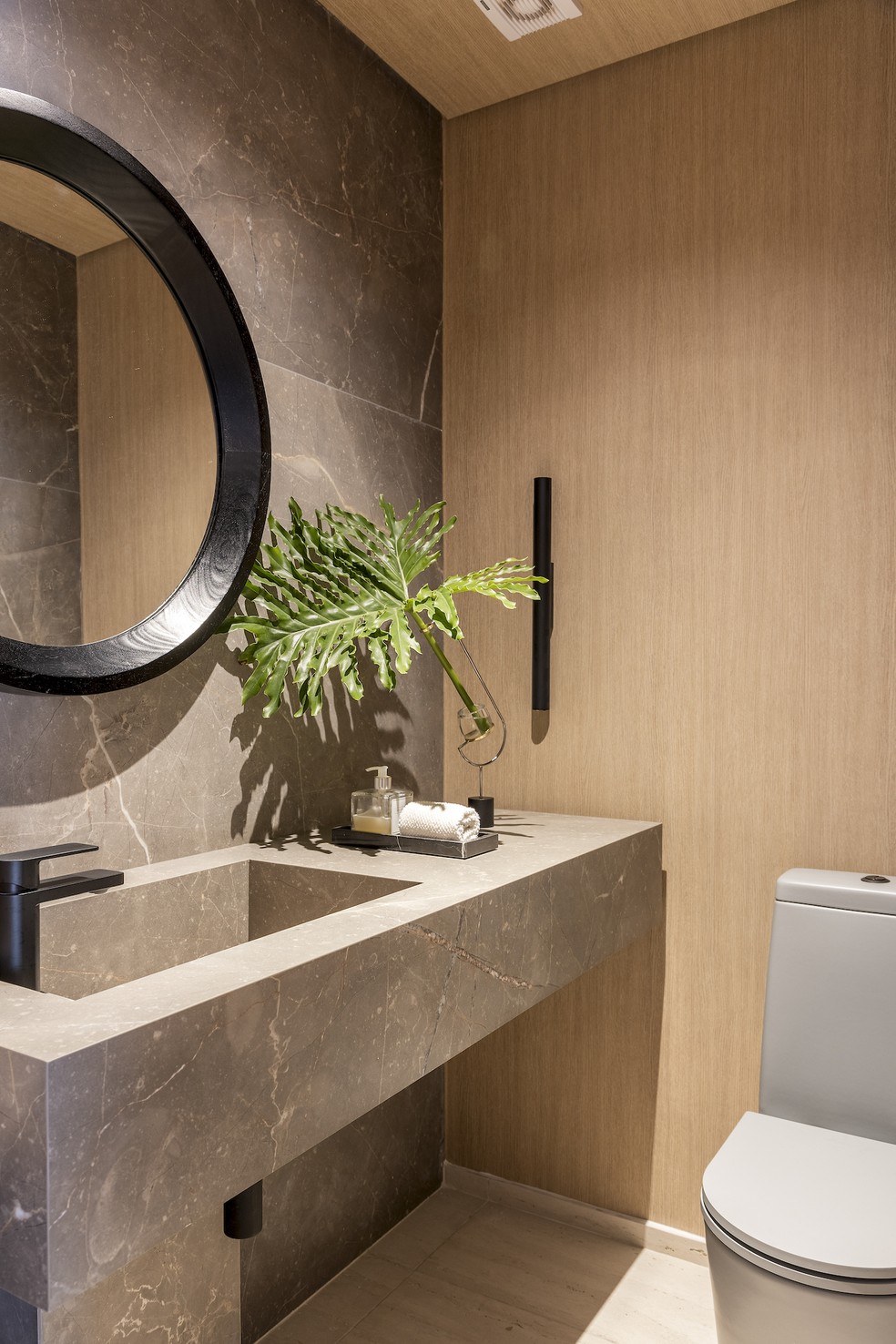 banheiro preto e branco para espaços pequenos