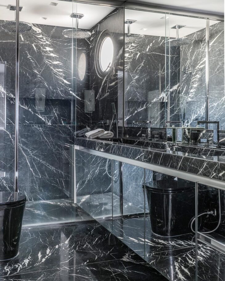 como usar preto em banheiros pequenos