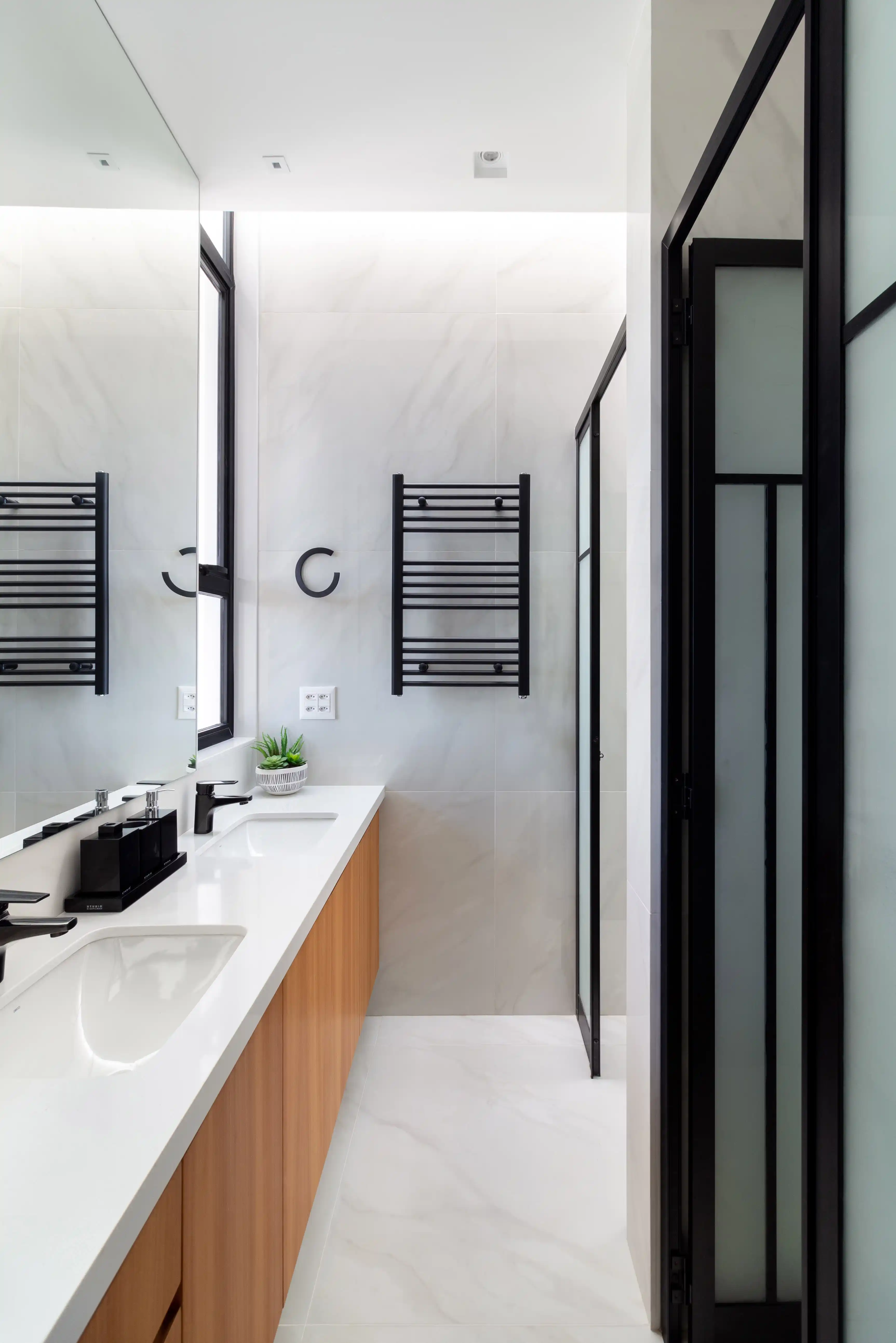 acabamentos para banheiro preto e branco