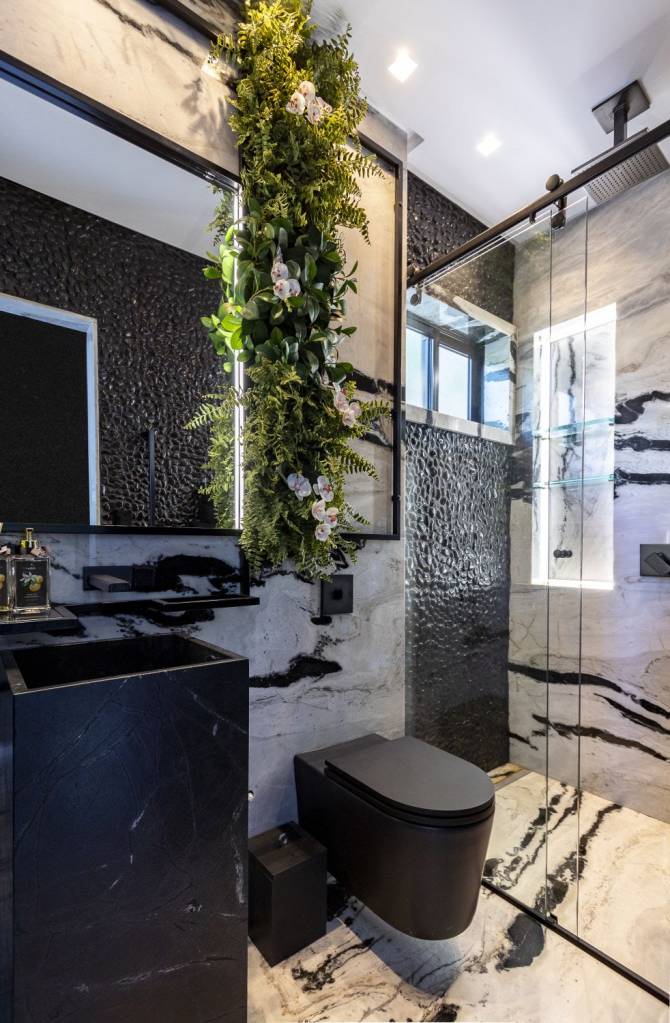 acabamentos para banheiro preto e branco