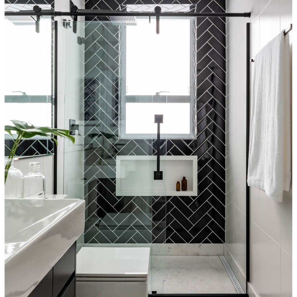 banheiro preto e branco pequeno