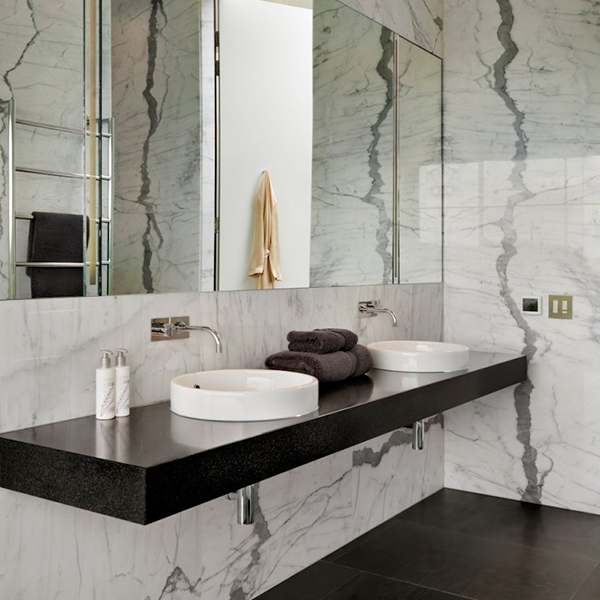 acabamentos para banheiro preto e branco