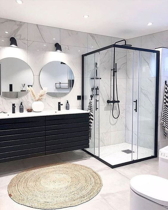 banheiro preto e branco pequeno