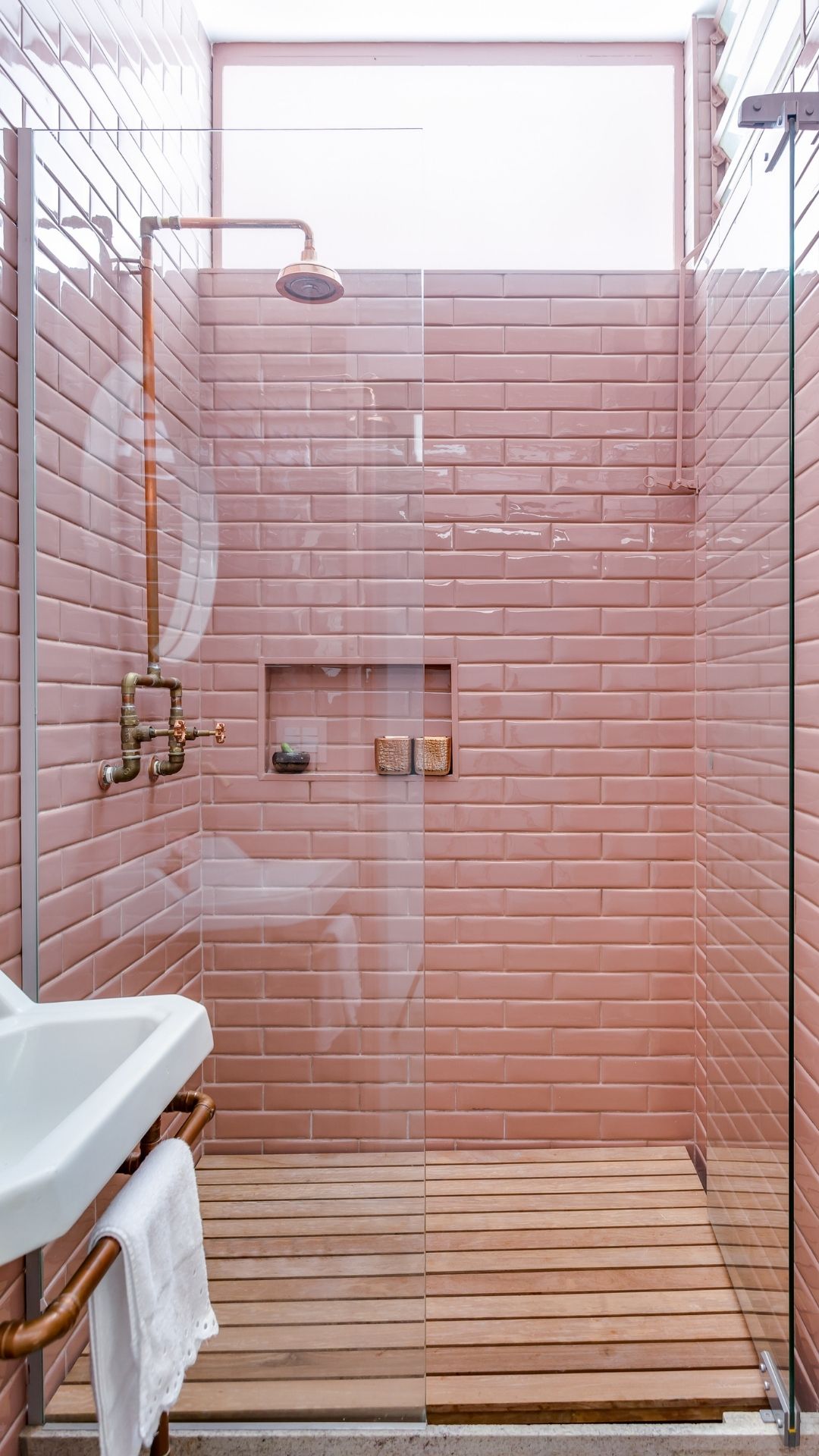 combinação cores banheiro rosa