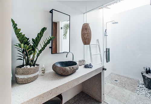 metais envelhecidos em decoração de banheiro