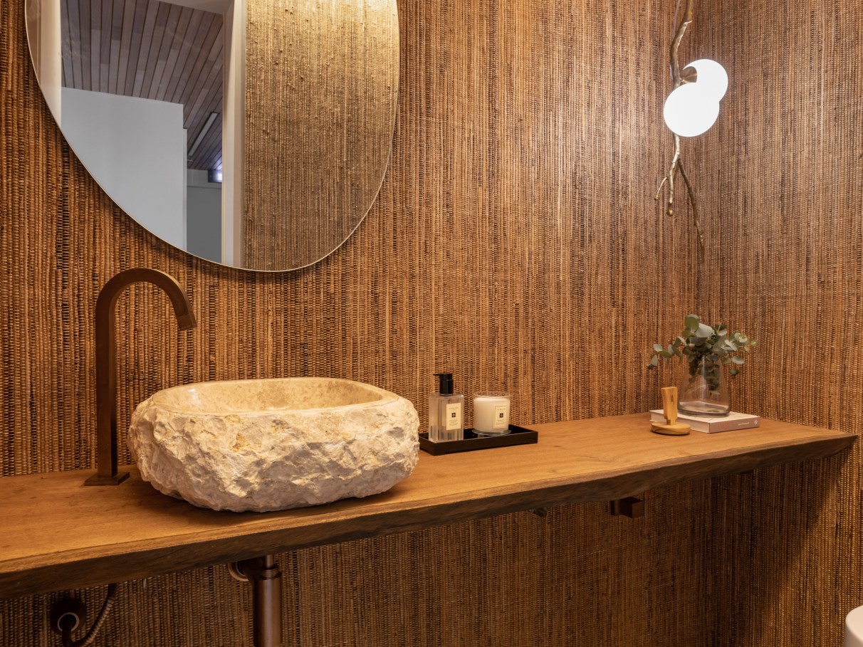 decoracao de banheiro rustico materiais naturais e texturas