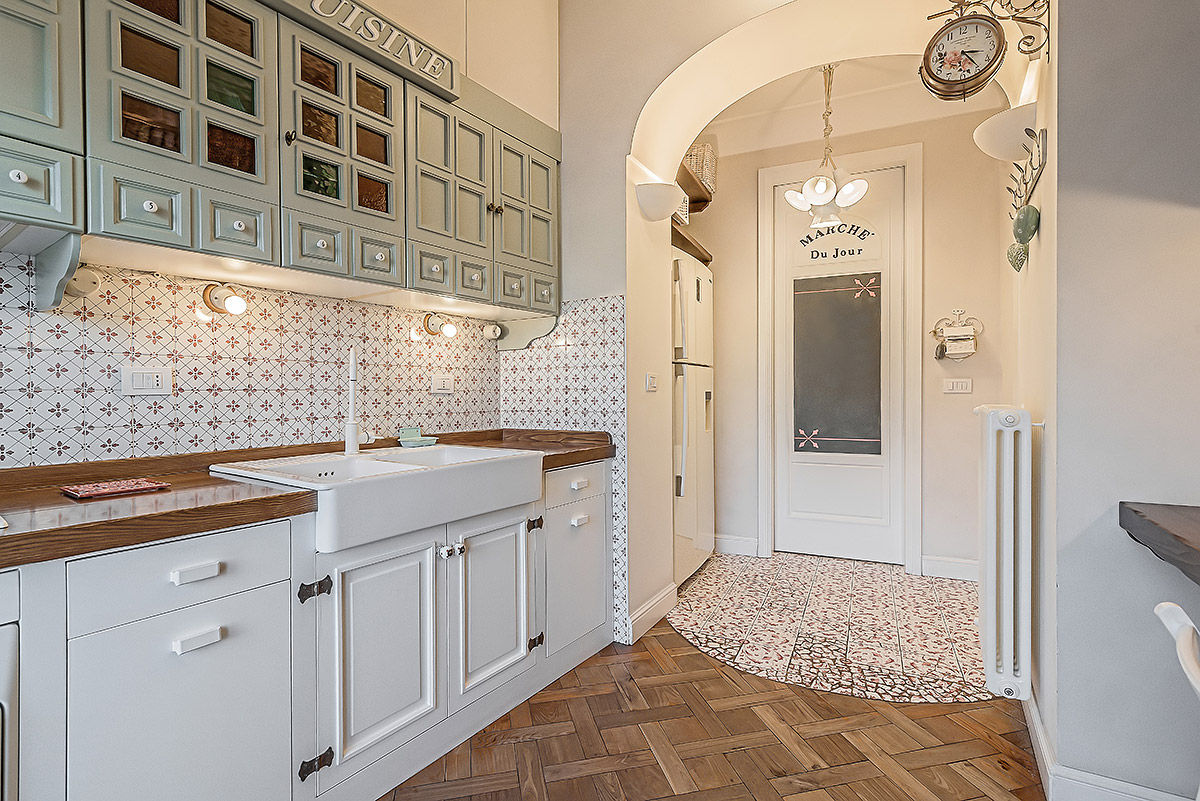 Iluminação Clássica: Pendentes e Luz Indireta para Cozinha