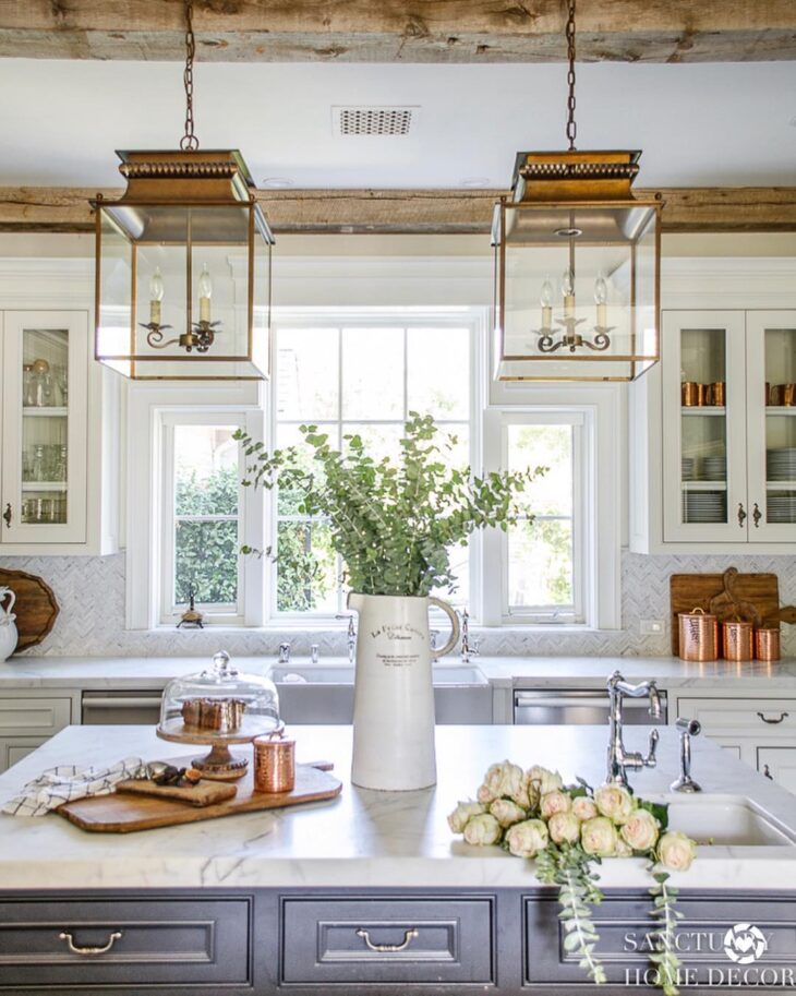 A Elegância dos Armários com Moldura na Cozinha Clássica