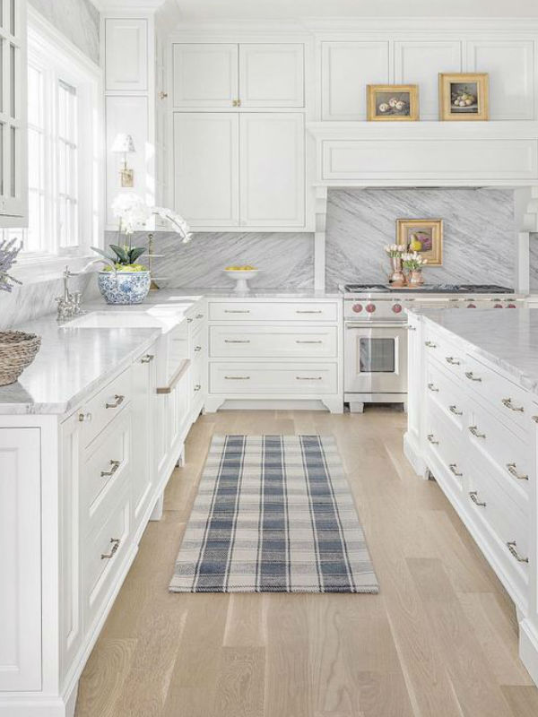 Iluminação Clássica: Pendentes e Luz Indireta para Cozinha