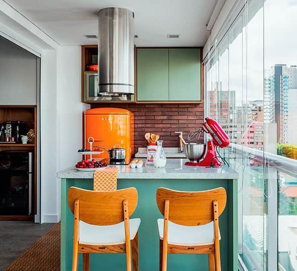 7 Eletrodomésticos Coloridos para Dar Vida à sua Cozinha Neutra
