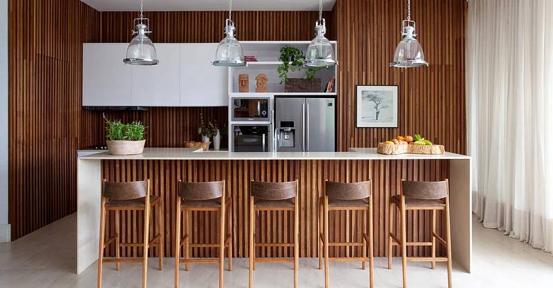 decoracao de cozinha com bancada de madeira