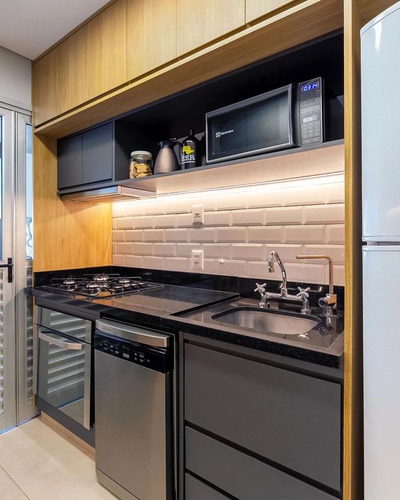 Minimalismo Quente: Integrando Materiais Naturais na Sua Cozinha Moderna