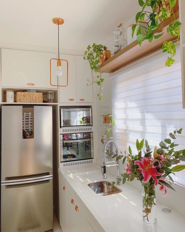 Minimalismo Quente: Integrando Materiais Naturais na Sua Cozinha Moderna