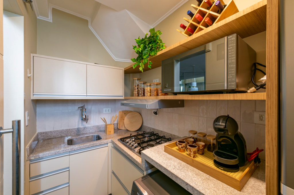 Soluções criativas para bancadas de cozinha compactas