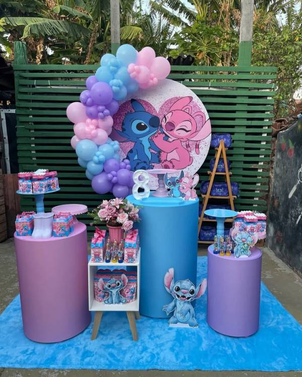 decoração festa stitch simples versus completa