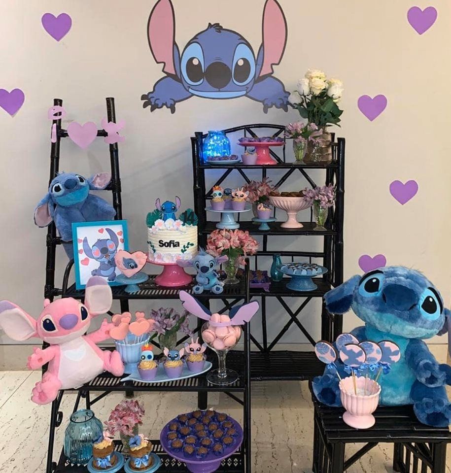 decoração festa stitch simples versus completa