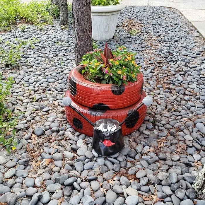 transformar objetos descartados em itens de jardinagem