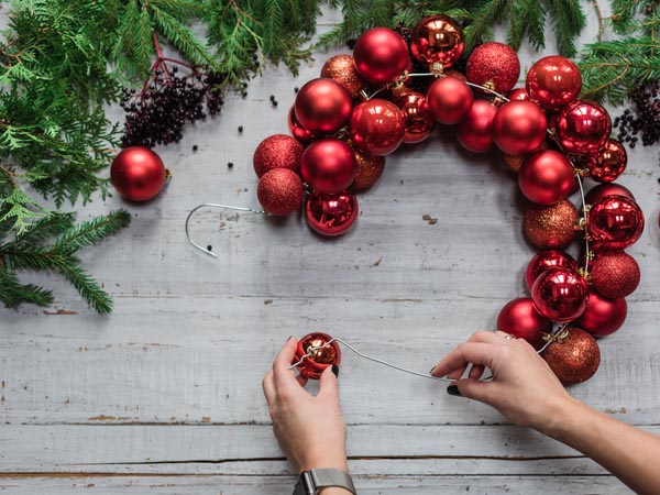 Decoração de Mesa de Natal com Elementos Naturais