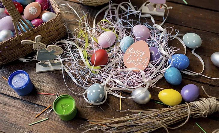 Passo a passo: Guirlanda de Páscoa com materiais reciclados