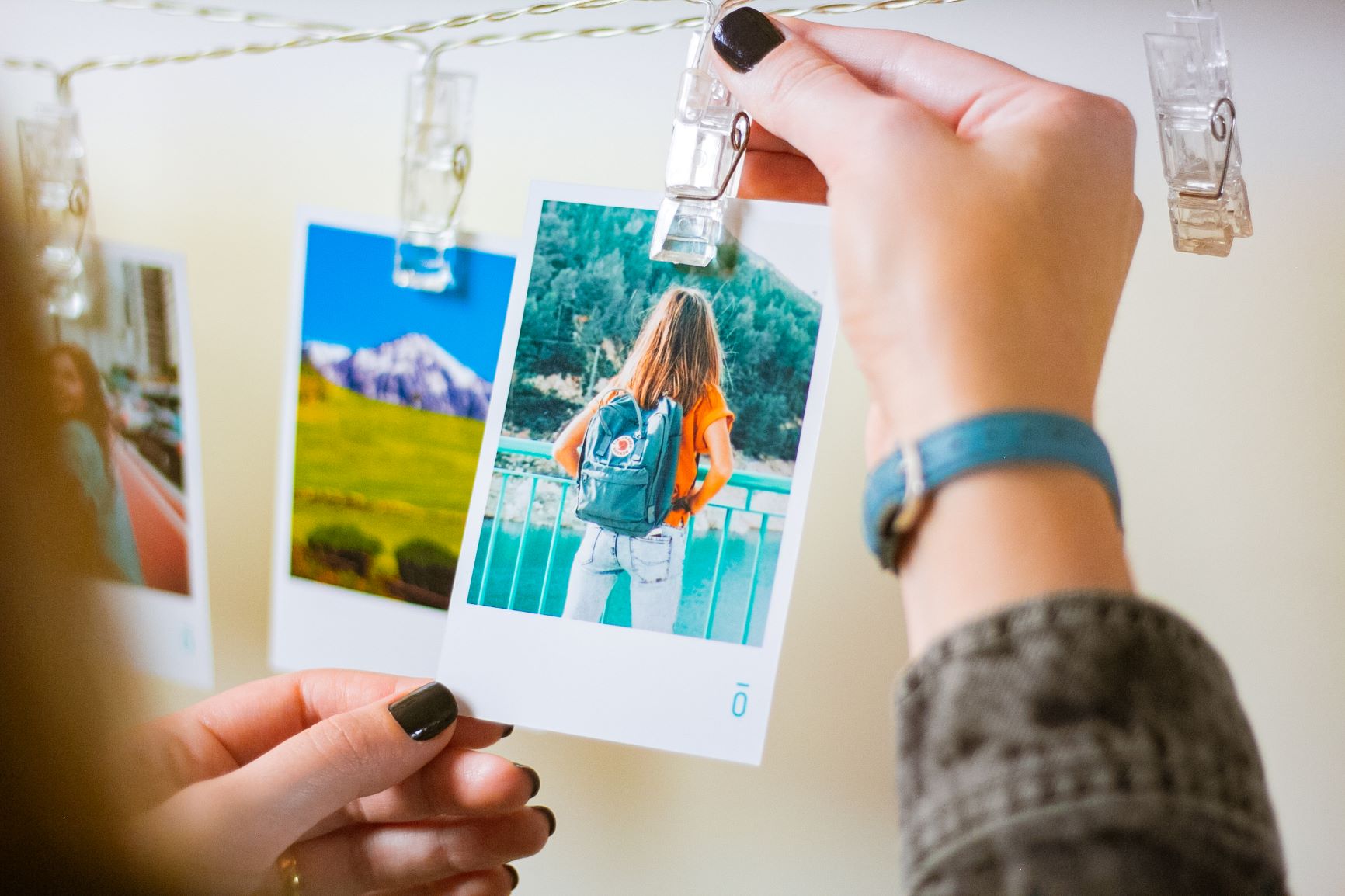 como decorar quarto com fotos varal